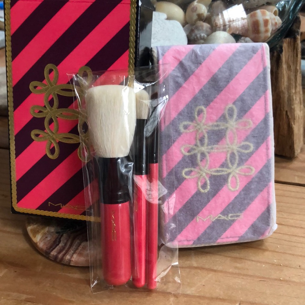 MAC Brushes - Picture 2 of 2